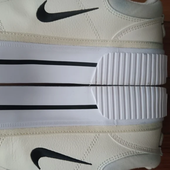 Nike Cream Sneakers - Picture 5 of 10